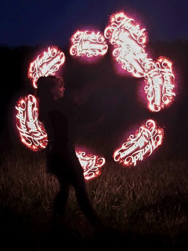 Herzlich Willkommen zur Lichtershow von PueppiLight Person jongliert mit leuchtenden, feurigen Reifen in der Dämmerung.